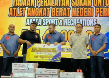 FATHUL Bari Mat Jahya (tiga dari kanan) menyampaikan sumbangan kepada Persatuan Angkat Berat Negeri Perlis bernilai RM49,000 pada Sirkit Bakat Kebangsaan Sukan Angkat Berat 1/2025 di Dewan Pertubuhan Anak Yatim Mak Teh, Kangar, Perlis, hari ini. -UTUSAN/ASYRAF MUHAMMAD