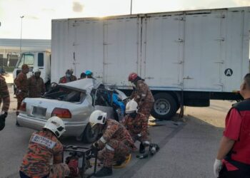 KEADAAN kereta dipandu warga asing yang terlibat dalam kemalangan dengan lori di Lebuh AMJ, Tiang Dua, Melaka.