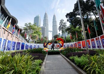 SUASANA sekitar Pusat Konvensyen Kuala Lumpur (KLCC) lokasi berlangsungnya Sidang Kemuncak ASEAN ke-46 yang bermula hari ini-UTUSAN/SHIDDIEQIIN ZON