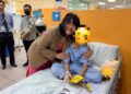 LIM Siew Khim ketika melawat kanak-kanak perempuan dipercayai menjadi mangsa dera ibu bapanya di Pulau Pinang.