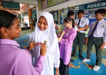 PELAKSANAAN pemakaian lencana Jalur Gemilang adalah langkah permulaan menyemai semangat patriotisme dalam kalangan generasi muda.