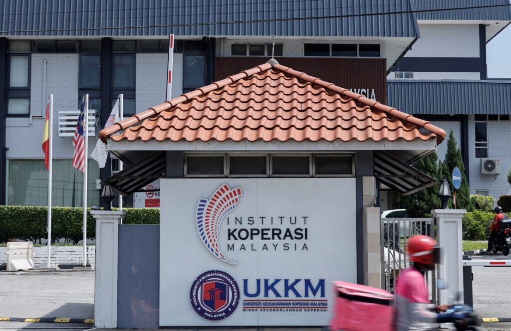 Koperasi bukan sahaja berniaga, tetapi berkhidmat kepada masyarakat