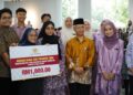 BANTUAN dilihat mampu meringankan beban kewangan pelajar terutama dalam menghadapi kos sara hidup yang semakin mencabar.