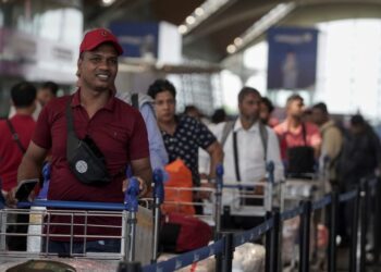 KERAJAAN harus memikirkan mekanisme kawalan lebih jitu bagi membendung kebanjiran pekerja asing yang masuk secara haram. 
– GAMBAR HIASAN