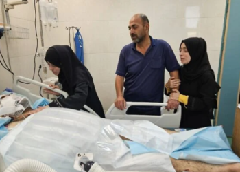 DR. ALAA Al-Najjar (paling depan) sebak ketika melihat keadaan suaminya yang cedera parah akibat terkena bedilan tentera Israel di Unit Rawatan Rapi Kompleks Perubatan Nasser di Khan Younis, selatan Semenanjung Gaza. - AGENSI
