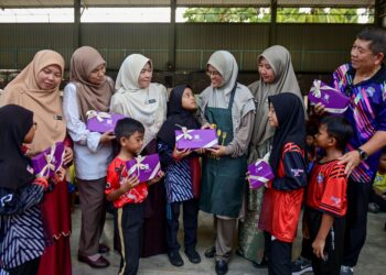 PARA guru bukan sahaja perlu melaksanakan tanggungjawab menjaga murid hingga ke petang, malah ada juga hingga ke malam.