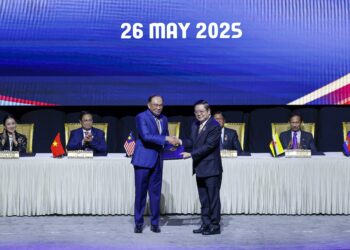 ANWAR brahim menyerahkan dokumen Deklarasi Kuala Lumpur kepada Setiausaha Agung ASEAN, Dr Kao Kim Hourn sempena Sidang Kemuncak ASEAN ke-46, di Pusat Konvensyen Kuala Lumpurhari ini .- UTUSAN/SHIDDIEQIIN ZON