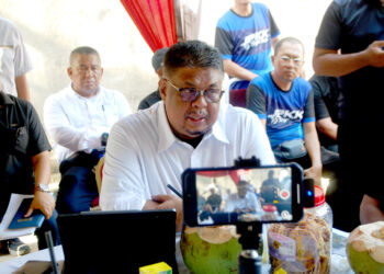 AB. RAUF Yusoh bercakap dalam sidang akhbar selepas meninjau rumah pam JPS sempena Program WRUR DUN Lendu di Taman Masjid Tanah Ria, Melaka. - UTUSAN/AMRAN MULUP