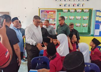 AB. RAUF Yusoh menghadiri Program WRUR DUN Sungai Udang di SJKC Bertam Ulu dan SRA JAIM Bertam Hulu, Melaka. - UTUSAN/AMRAN ALI