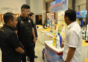 ALLEX Seah Shoo Chin (dua dari kiri) meninjau reruai peserta Program Asasi Niaga, Biz-Nest dan Ekspansi Gerakan Koperasi Negeri Melaka 2025 di Kompleks Perbadanan Ketua Menteri, Ayer Keroh, Melaka. - UTUSAN/MUHAMMAD SHAHIZAM TAZALI
