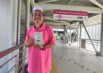 TUMIN Wahab menunjukkan gambarnya yang diambil oleh pelancong wanita dari China ketika ditemui Utusan Malaysia di Terminal Bersepadu Selatan, Bandar Tasik Selatan, Kuala Lumpur, semalam.