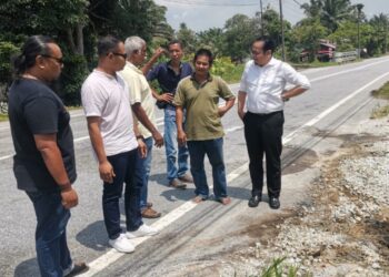 MOHD. Hafizudin Khan Norkhan (kanan) meninjau lokasi kemalangan lori dan trak FRU di  Jalan Chikus-Sungai Lampam di Teluk Intan semalam. – UTUSAN/AIN SAFRE BIDIN