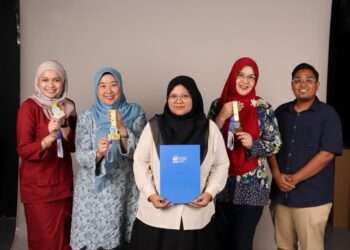 SEKUMPULAN penyelidik dari Universiti Malaysia Perlis (Unimap) berjaya menghasilkan projek inovatif pendidikan bertajuk Kayu Kira-Kira yang membantu memudahkan pembelajaran Matematik peringkat awal serta lebih menyeronokkan serta meningkatkan penguasaan asas subjek tersebut di Unimap, Perlis semalam.-UTUSAN