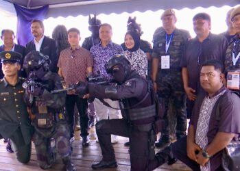 TUANKU Syed Faizuddin Putra Jamalullail (berdiri, lima dari kanan) berkenan merakamkan gambar bersama selepas menyaksikan demostrasi persembahan oleh PDRM di Resort World Langkawi (RWL), bersempena LIMA’25 hari ini.-UTUSAN/ASYRAF MUHAMMAD