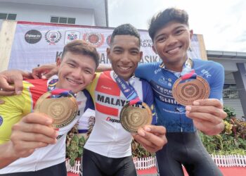 PELUMBA Terengganu Cycling Team (TSG) B, Muhammad Nur Aiman Rosli (tengah)
bersama Kee Zhe Yie dari TSG A (kiri) dan Muhammad Nur Aiman Mohd Zariff pada Kejohanan Jalanraya Kebangsaan 2025 di Pagoh, Johor semalam. - FOTO IHSAN TSG