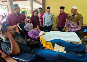 KAKITANGAN Hospital Pakar Universiti Sains Malaysia  beramah mesra dengan penduduk yang menderma darah pada Program Khidmat Komuniti Masjid Al Falah, Ketereh di Kota Bharu, Kelantan. - IHSAN HPUSM