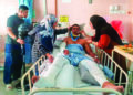 MOHD. PARIH Ali mengalami kecederaan parah dan kini dirawat di Hospital Teluk Intan, Perak. – UTUSAN/AIN SAFRE BIDIN