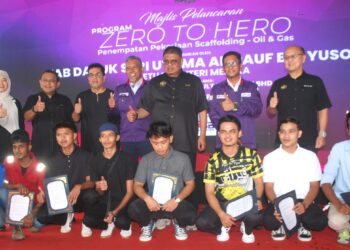 AB. RAUF YUSOH bergambar bersama pelatih yang ditawarkan menjalani latihan penempatan pekerja bidang scaffolding di HRSB Holding Sdn. Bhd. di Masjid Tanah, Melaka. UTUSAN/AMRAN MULUP