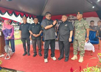 AB RAUF ketika merasmikan Program Gotong-Royong Perdana Ketua Menteri Melaka Bersama Warga Tentera di Rumah Kuaters Angkatan Tentera (RKAT) Desa Tun Razak, Sungai Udang, Melaka, hari ini. UTUSAN/AMRAN ALI