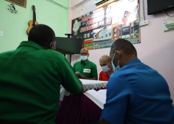 BEBERAPA prospek sedang menelaah buku sumbangan Yadim menerusi Program Nilam di Kompleks Penjara Seberang Perai di Jawi, Nibong Tebal, Pulau Pinang. UTUSAN/SITI NUR MAS ERAH AMRAN