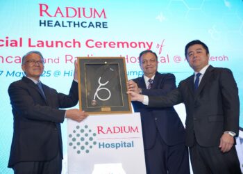 PENGERUSI Radium Development Berhad, Tan Sri Mohd Amin Nordin (kiri) bersama Ketua Pegawai Eksekutif Radium Healthcare Sdn Bhd, Dr Arun Kumar dan Gary Gan ketika pelancaran Radium Healthcare dan Radium Hospital @ Ayer Keroh di Hotel Hilton, Kuala Lumpur semalam. UTUSAN/SADDAM YUSOFF