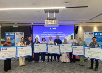 FADZIHAN (tengah) bersama para pemenang Kempen #SimpanJe & Menang dan Kempen Seikhlas Wakaf di Menara 118 semalam. UTUSAN/SABRINA ZULKIFLI