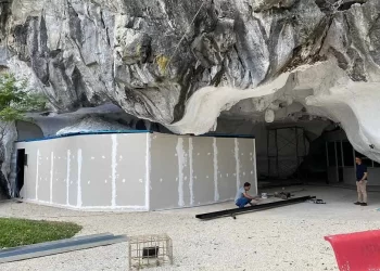 Isu ini timbul apabila terdapat pembangunan fasiliti komersial di dalam Gua Cenderawasih yang telah menimbulkan kebimbangan berkaitan kesan terhadap pemuliharaan warisan geologi dan aspek keselamatan geo bencana.