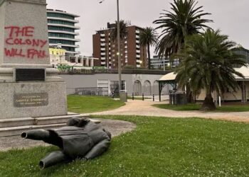 TUGU peringatan Kapten James Cook kerap menjadi sasaran vandalisme di bandar Melbourne.-AGENSI
