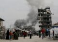 PENDUDUK Palestin berlari mencari perlindungan ketika Israel membedil kawasan kediaman di Jabalia, utara Semenanjung Gaza.-AFP