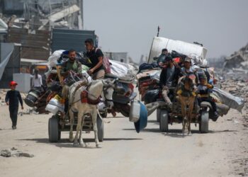 PENDUDUK Gaza berpindah sambil membawa barangan peribadi ketika melarikan diri dari bandar utara Jabalia dan Beit Lahia di Sempadan Gaza.-AFP