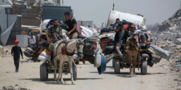 PENDUDUK Gaza berpindah sambil membawa barangan peribadi ketika melarikan diri dari bandar utara Jabalia dan Beit Lahia di Sempadan Gaza.-AFP