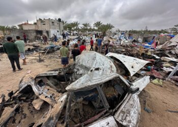 PENDUDUK Palestin memeriksa kem pelarian yang hangus dibedil serangan udara Israel di kawasan Mawasi di barat Khan Younis. – AFP