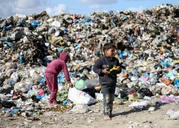 KANAK-KANAK Palestin menyelongkar timbunan sampah bagi mencari makanan atau barangan yang boleh digunakan di Bureij, tengah Semenanjung Gaza. – AFP
