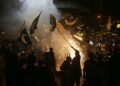 PENDUDUK Pakistan mengibarkan bendera negara selepas gencatan senjata dipersetujui di Hyderabad, kelmarin. – AFP