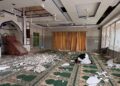 SEORANG penduduk menunaikan solat di dalam sebuah masjid yang rosak akibat bedilan tentera India di daerah Kotil, Kashmir, kelmarin. – AFP