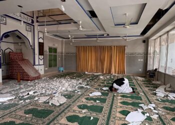 SEORANG penduduk menunaikan solat di dalam sebuah masjid yang rosak akibat bedilan tentera India di daerah Kotil, Kashmir, kelmarin. – AFP