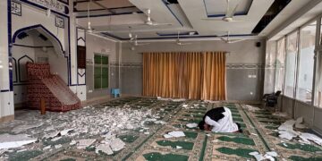 SEORANG penduduk menunaikan solat di dalam sebuah masjid yang rosak akibat bedilan tentera India di daerah Kotil, Kashmir, kelmarin. – AFP