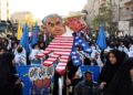 PENUNJUK 
perasaan Iran memegang patung menyerupai Benjamin Netanyahu dan Donald Trump, semasa perhimpunan anti-Israel di Teheran, pada 10 Januari lepas. 
– AFP