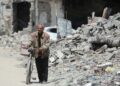 SEORANG warga emas Palestin menolak basikal melalui runtuhan bangunan yang musnah akibat serangan Israel di Bandar Gaza, kelmarin.- AFP
 SEORANG warga emas Palestin menolak basikal melalui runtuhan bangunan yang musnah akibat serangan Israel di Bandar Gaza, kelmarin.- AFP