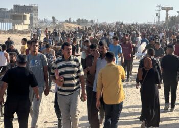 RIBUAN rakyat Palestin berkumpul di pusat pengedaran Yayasan Kemanusiaan Gaza (GHF) di Rafah, bagi mendapatkan bantuan makanan, kelmarin.- AFP