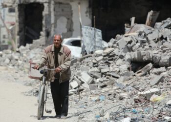 SEORANG warga emas Palestin menolak basikal melalui runtuhan bangunan yang musnah akibat serangan Israel di Bandar Gaza, kelmarin.- AFP
 SEORANG warga emas Palestin menolak basikal melalui runtuhan bangunan yang musnah akibat serangan Israel di Bandar Gaza, kelmarin.- AFP