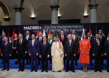 BARISAN delegasi negara Eropah dan Arab bergambar semasa mesyuarat Pelaksanaan Penyelesaian Dua Negara di Madrid.- AFP