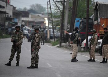ANGGOTA keselamatan India berkawal di Wuyan berhampiran bandar utama Kashmir yang ditadbir India di Srinagar selepas Operasi Sindoor, semalam.- AFP