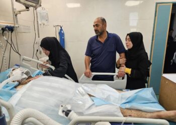 ALAA al-Najjar melawat suaminya, Hamdi yang parah dan sedang dirawat di unit rawatan rapi di Hospital Nasser di Khan Younis, Semenanjung Gaza.-AGENSI