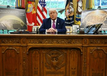 DONALD Trump berucap semasa pengumuman mengenai sistem pertahanan peluru berpandu Golden Dome di Pejabat Oval, Rumah Putih.-AFP