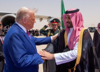 PUTERA Mohammed Salman (kanan) menerima kunjungan Donald Trump (kiri) di Lapangan Terbang Riyadh di Arab Saudi. – AFP
