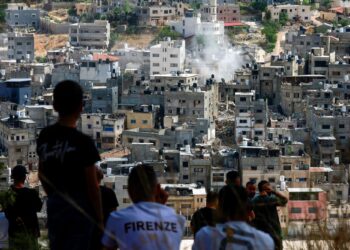 KELUARGA Palestin melihat jentolak tentera Israel sedang merobohkan rumah di timur Tulkarem, dalam operasi ketenteraan di utara Tebing Barat, pada 5 Mei lepas.- AFP