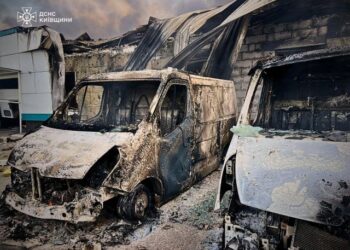 BEBERAPA kenderaan terbakar berhampiran bangunan awam berikutan serangan dron di wilayah Kyiv, di tengah pencerobohan Russia di Ukraine, kelmarin. – AFP