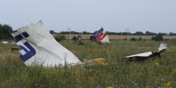 KEADAAN lokasi kejadian sehari selepas pesawat Malaysia Airlines, MH17 ditembak jatuh di Shaktarsk, Ukraine pada 18 Julai 2014. – AFP