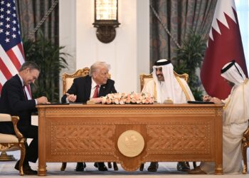 KETUA Pegawai Eksekutif Boeing, Kelly Ortberg (kiri) bersama Donald Trump dan Emir Qatar, Sheikh Tamim Hamad al-Thani semasa upacara menandatangani perjanjian perniagaan di Istana Diraja di Doha.-AFP